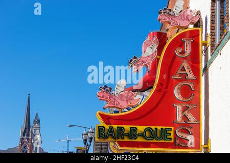 Nashville, Tennessee, USA - 7. November 2021: Altstadt Nashville mit einem Neonschild, das ein Restaurant bewirbt. Stockfoto