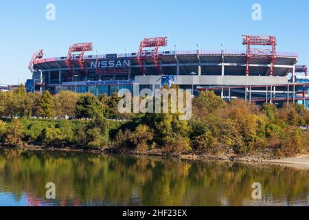 Nashville, Tennessee, USA - 7. November 2021: Das Nissan-Stadion liegt an der Front des Cumberland River, dem Heimstadion des Titans NFL Teams. Stockfoto