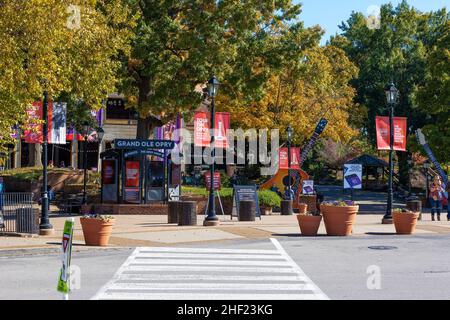 Nashville, Tennessee, USA - 7. November 2021: Außengebäude und Gelände der Grand Ole Opry in Nashville. Stockfoto