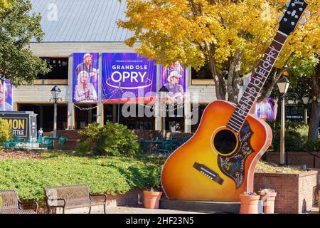 Nashville, Tennessee, USA - 7. November 2021: Außengebäude und Gelände der Grand Ole Opry in Nashville. Stockfoto