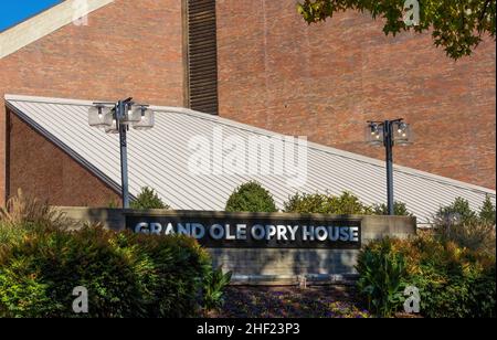Nashville, Tennessee, USA - 7. November 2021: Außengebäude und Gelände der Grand Ole Opry in Nashville. Stockfoto