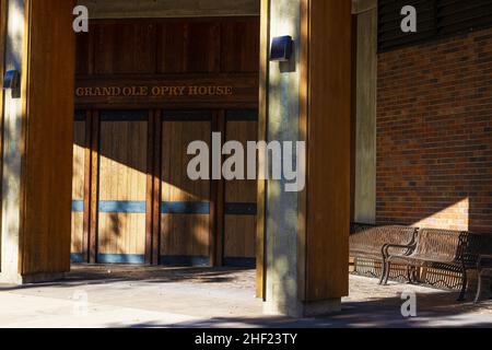 Nashville, Tennessee, USA - 7. November 2021: Bankeingang zum Grande Ole Opry House in Nashville. Stockfoto