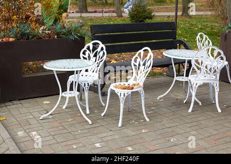 Schöner Autemngarten mit einem Straßencafe Stockfoto