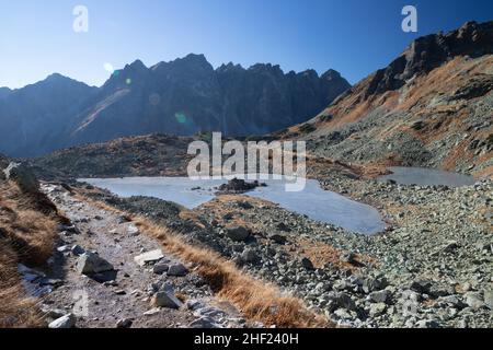 Hohe Tatra - Slowakei - der Blick auf den Zabie pleso See mit dem Satangipfel im Hintergrund im Morgenlicht. Stockfoto