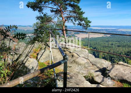 Blick vom Ameisenbergfelsen im Zittauer Gebirge, Herbst Stockfoto