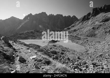 Hohe Tatra - Slowakei - der Blick auf den Zabie pleso See mit dem Satangipfel im Hintergrund im Morgenlicht. Stockfoto