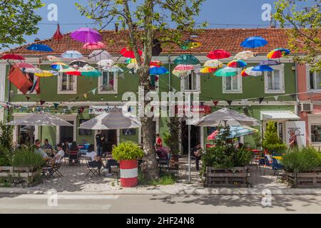 NIKSIC, MONTENEGRO - 8. JUNI 2019: Open-Air-Restaurants und Bars in Niksic, Montenegro Stockfoto