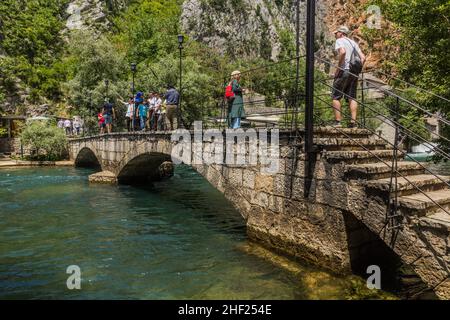 BLAGAJ, BOSNIEN UND HERZEGOWINA - 9. JUNI 2019: Steinbrücke über den Fluss Buna im Dorf Blagaj in der Nähe von Mostar, Bosnien und Herzegowina Stockfoto