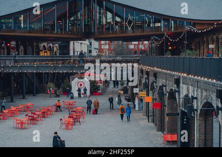 London, Großbritannien - 01. Januar 2022: Blick aus der Perspektive von Menschen, die an den Geschäften in Coal Drops Yard vorbeigehen, einem Einkaufsziel und einem Feinschmecker-Hotspot in der Nähe von Kin Stockfoto