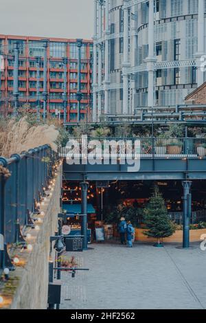 London, Großbritannien - 01. Januar 2022: Von hier aus haben Sie einen Blick auf die Cafés und Restaurants in Coal Drops Yard, einem Einkaufsziel und Feinschmecker-Hotspot in der Nähe von King's Cros Stockfoto