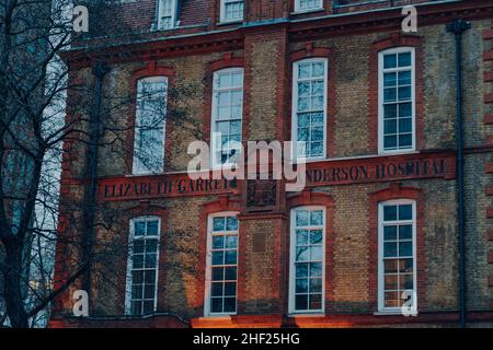 London, Großbritannien – 01. Januar 2022: Name auf dem Elizabeth Garrett Anderson and Geburtshilfe Hospital, einem Krankenhaus, das Frauen in Cent versorgt Stockfoto