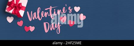 Valentinstag Banner, Hintergrund, Grußkarte mit Schriftzug. Geschenkbox und Herzen auf einem blauen texturierten Papierhintergrund. Flach liegend, Kopierplatz Stockfoto