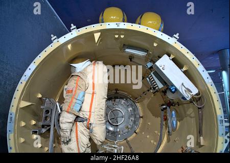 Schleusenraum der mir-Orbitalstation für den Kosmonauten, um in den freien Raum zu gelangen, ohne andere Fächer unter Druck zu setzen. Museum für Kosmonautik Stockfoto