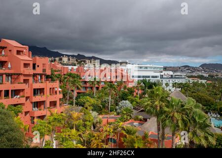 Bewölktes Wetter am Tag in dem belebten, überbauten Resort mit beliebten Hotels umgeben von Gärten und Annehmlichkeiten, Mirador del Gaviota, Playa del Duque, Costa Adeje Stockfoto