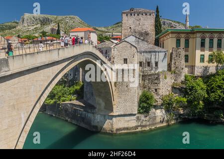 MOSTAR, BOSNIEN UND HERZEGOWINA - 10. JUNI 2019: Der Mann bereitet sich auf den Sprung von Stari Most (Alte Brücke) in Mostar vor. Bosnien und Herzegowina Stockfoto