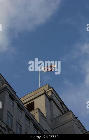 Flagge der Londoner U-Bahn über dem Hauptsitz in 55, Broadway, London SW1. Das Gebäude steht über der U-Bahnstation St James Park. Stockfoto