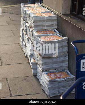 Jede Menge Abendzeitung Standard kostenlose Abendzeitung in London Stockfoto