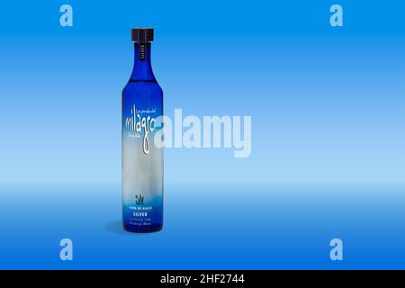 Victorville, CA / USA  12. Januar 2022: Eine Flasche Milagro Silver Tequila  aus Jalisco, Mexiko, hergestellt aus 100 Prozent blauer Agave  Stockfotografie - Alamy