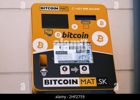 Bitcoin Krypto-Geldautomat im Einkaufszentrum, Januar 2022, Poprad, Slowakei. Stockfoto