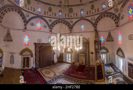 MOSTAR, BOSNIEN UND HERZEGOWINA - 10. JUNI 2019: Innenraum der Koski Mehmed Pasha Moschee in Mostar, Bosnien und Herzegowina Stockfoto