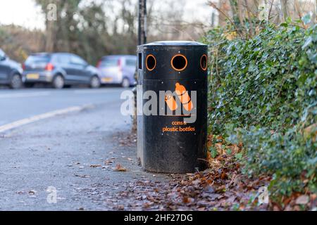 Abfallbehälter für das Recycling von Getränkebehältern Stockfoto