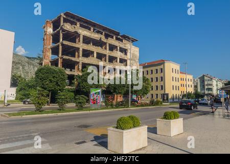 MOSTAR, BOSNIEN UND HERZEGOWINA - 10. JUNI 2019: Durch den Krieg wurden Gebäude in Mostar, Bosnien und Herzegowina beschädigt Stockfoto