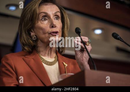 Washington, Usa. 13th Januar 2022. Die Sprecherin des Hauses, Nancy Pelosi, D-CA, spricht auf ihrer wöchentlichen Pressekonferenz im US-Kapitol in Washington, DC, Donnerstag, 13. Januar 2022. Foto von Ken Cedeno/UPI Credit: UPI/Alamy Live News Stockfoto