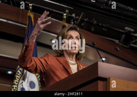 Washington, Usa. 13th Januar 2022. Die Sprecherin des Hauses, Nancy Pelosi, D-CA, spricht auf ihrer wöchentlichen Pressekonferenz im US-Kapitol in Washington, DC, Donnerstag, 13. Januar 2022. Foto von Ken Cedeno/UPI Credit: UPI/Alamy Live News Stockfoto
