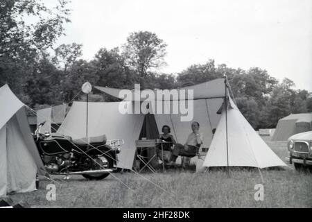 Vintage-Bild oder Schwarz-Weiß-Foto von frühem Campingplatz oder Camping und Paar oder Camper mittleren Alters in Frankreich c1960 Stockfoto