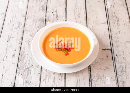 Gazpacho ist eine kalte Suppe mit verschiedenen Zutaten wie Olivenöl, Essig, Wasser, rohem Gemüse, in der Regel Tomaten, Gurken, Paprika, Zwiebeln und Stockfoto