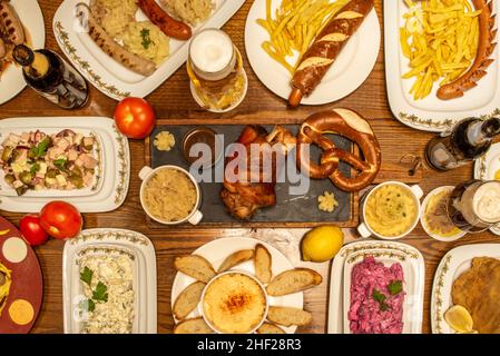 Bild von oben mit deutschen Speiserezepten mit Würstchen und Sauerkraut mit Knöchel und Kartoffelpüree Stockfoto