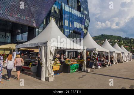 SARAJEVO, BOSNIEN UND HERZEGOWINA - 11. JUNI 2019: Marktstände in Sarajevo, Bosnien und Herzegowina Stockfoto