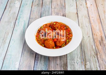 Die Fleischbällchen in Soße mit Erbsen, Paprika und Gemüse sind eine Freude und eine Wildcard, die wir zum Einfrieren schlagen können und immer zur Hand haben Stockfoto