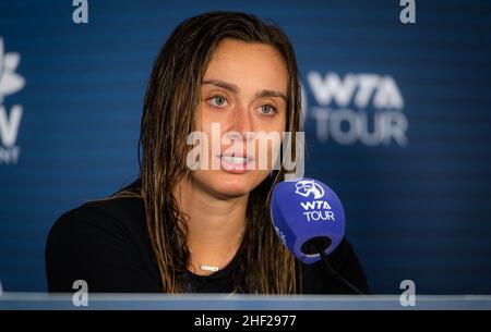 Paula Badosa aus Spanien spricht nach der zweiten Runde des Sydney Tennis Classic WTA 500 Tennisturniers 2022 am 12. Januar 2022 im NSW Tennis Center in Sydney, Australien, mit den Medien - Foto: Rob Prange/DPPI/LiveMedia Stockfoto