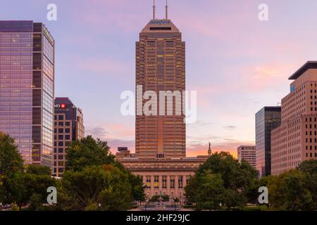 Indianapolis, Indiana, USA - 19. Oktober 2021: Die Skyline von Indianapolis aus der Sicht des World war Memorial Stockfoto