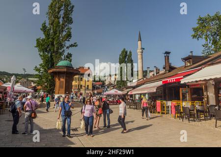 SARAJEVO, BOSNIEN UND HERZEGOWINA - 11. JUNI 2019: Sebilj-Brunnen auf dem Platz in Bascarsija, Bezirk Sarajevo. Bosnien und Herzegowina Stockfoto