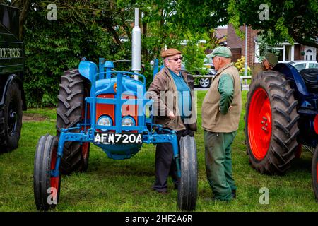 Culcheth Community Day, Cheshire, 2019, wo Stände eine Sammlung von Oldtimern umkreisten, die von Enthusiasten restauriert und von der Öffentlichkeit gesehen wurden Stockfoto