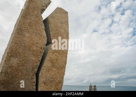 Muxia, Costa da Morte, Galicien, Spanien - Sep, 2021 Gedenkstätte für die Öltankerkatastrophe mit dem Titel A Ferida. Hochwertige Fotos Stockfoto