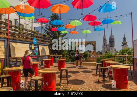 ZAGREB, KROATIEN - 13. JUNI 2019: Bar am Aussichtspunkt Plato Gradec in Zagreb, Kroatien Stockfoto