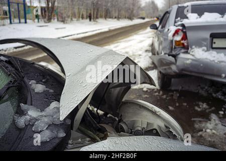 Verbröckelte Motorhaube Unfall mit zwei Autos im Winter auf der Straße. Stockfoto