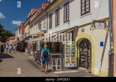 ZAGREB, KROATIEN - 13. JUNI 2019: Straße im Zentrum von Zagreb, Kroatien Stockfoto