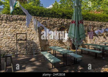 ZAGREB, KROATIEN - 13. JUNI 2019: Open-Air-Tische im Zentrum von Zagreb, Kroatien Stockfoto