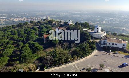 Blick auf die hügelige Landschaft mit Windmühlen vom Schloss Palmela, nahe Setubal, Portugal Stockfoto