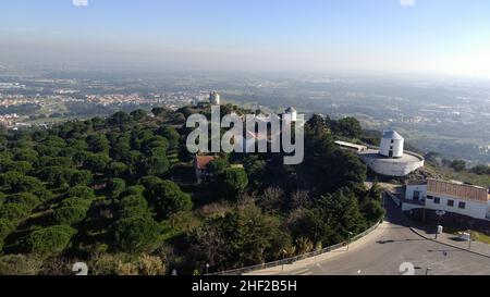 Blick auf die hügelige Landschaft mit Windmühlen vom Schloss Palmela, nahe Setubal, Portugal Stockfoto