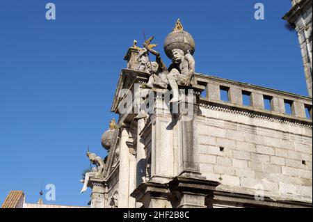 Skulpturale Dekorationen der Kirche von Nossa Senhora da Graca, 16th-Jahrhundert Renaissance religiöses Denkmal, Evora, Portugal Stockfoto