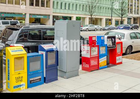 Bunte Zeitungskisten aus Metall in einer Reihe auf dem Bürgersteig in der Innenstadt von Washington DC, VA, USA Stockfoto