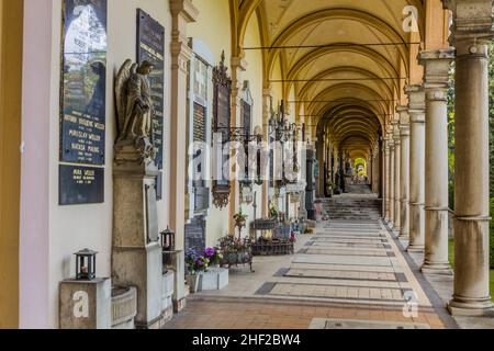 ZAGREB, KROATIEN - 14. JUNI 2019: Arkaden auf dem Mirogoj Friedhof in Zagreb, Kroatien Stockfoto