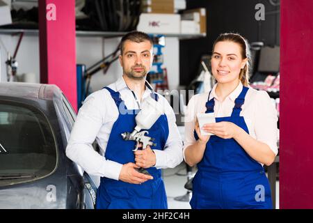 Zwei Mechaniker diskutieren Liste der Werke Stockfoto
