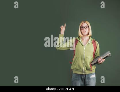 Universitätsstudentin, die ins College geht. College-Student auf dem Campus. Teilnehmer bereitet sich auf die Prüfung oder Prüfung vor. Studentin, die über die Kursarbeit in nachdenkt Stockfoto