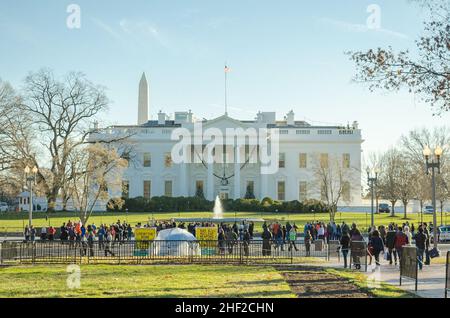 Das Weiße Haus Zurück. Blick vom überfüllten Lafayette Square. Besucher bewundern das historische Gebäude in Washington DC, VA, USA Stockfoto